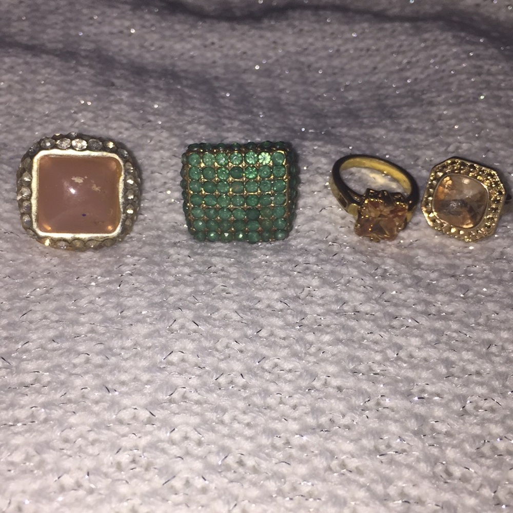 It of four costume jewelry rings